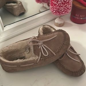 UGG Slippers Sand Color Dakota Suede